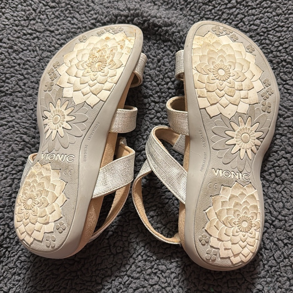 Vionic Amber Women's Adjustable Slide Sandal - O Silver Met Linen size 8 - Picture 4 of 15